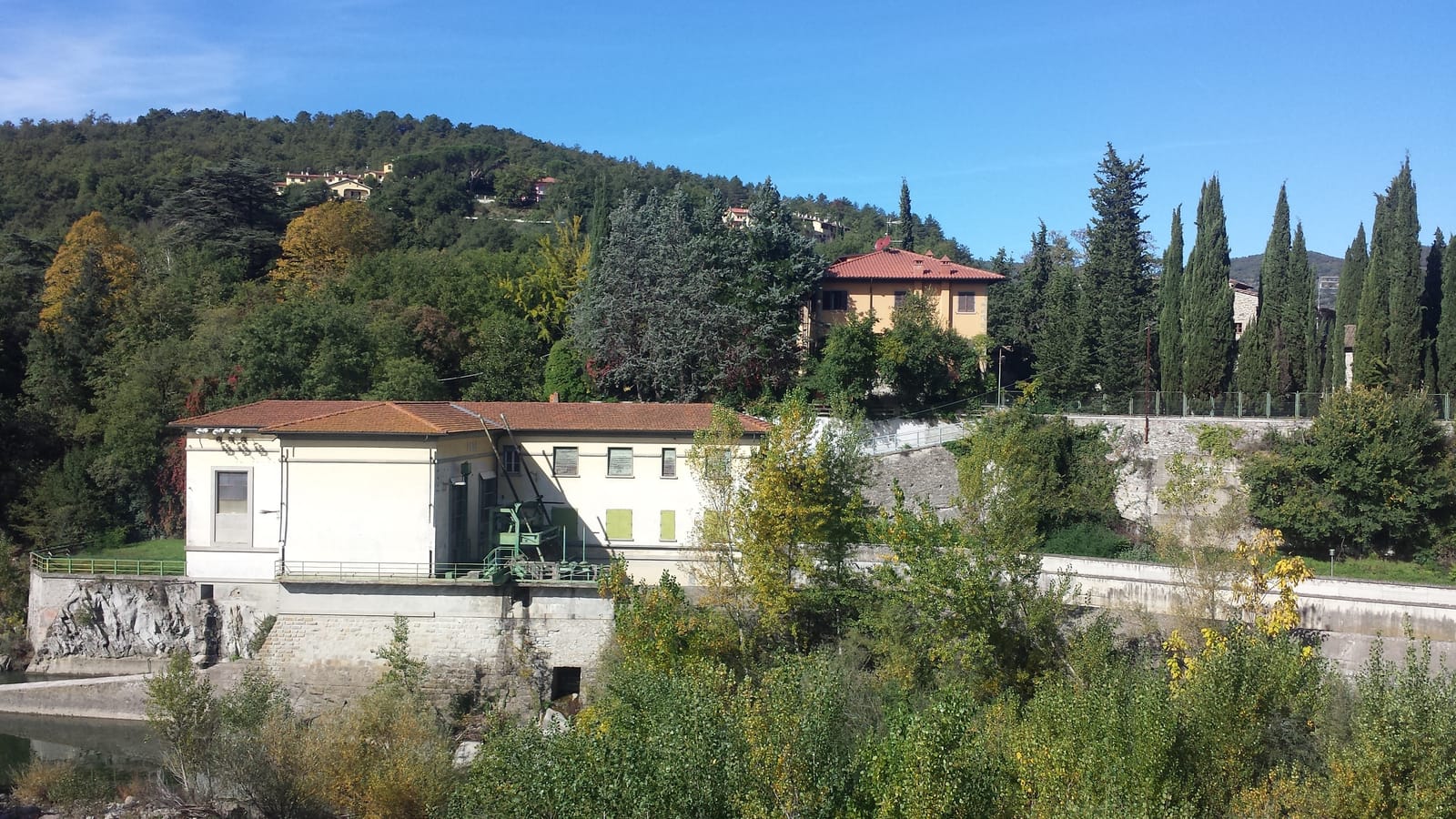 The old hydroelectric plant and, in the background, Villa La Nussa